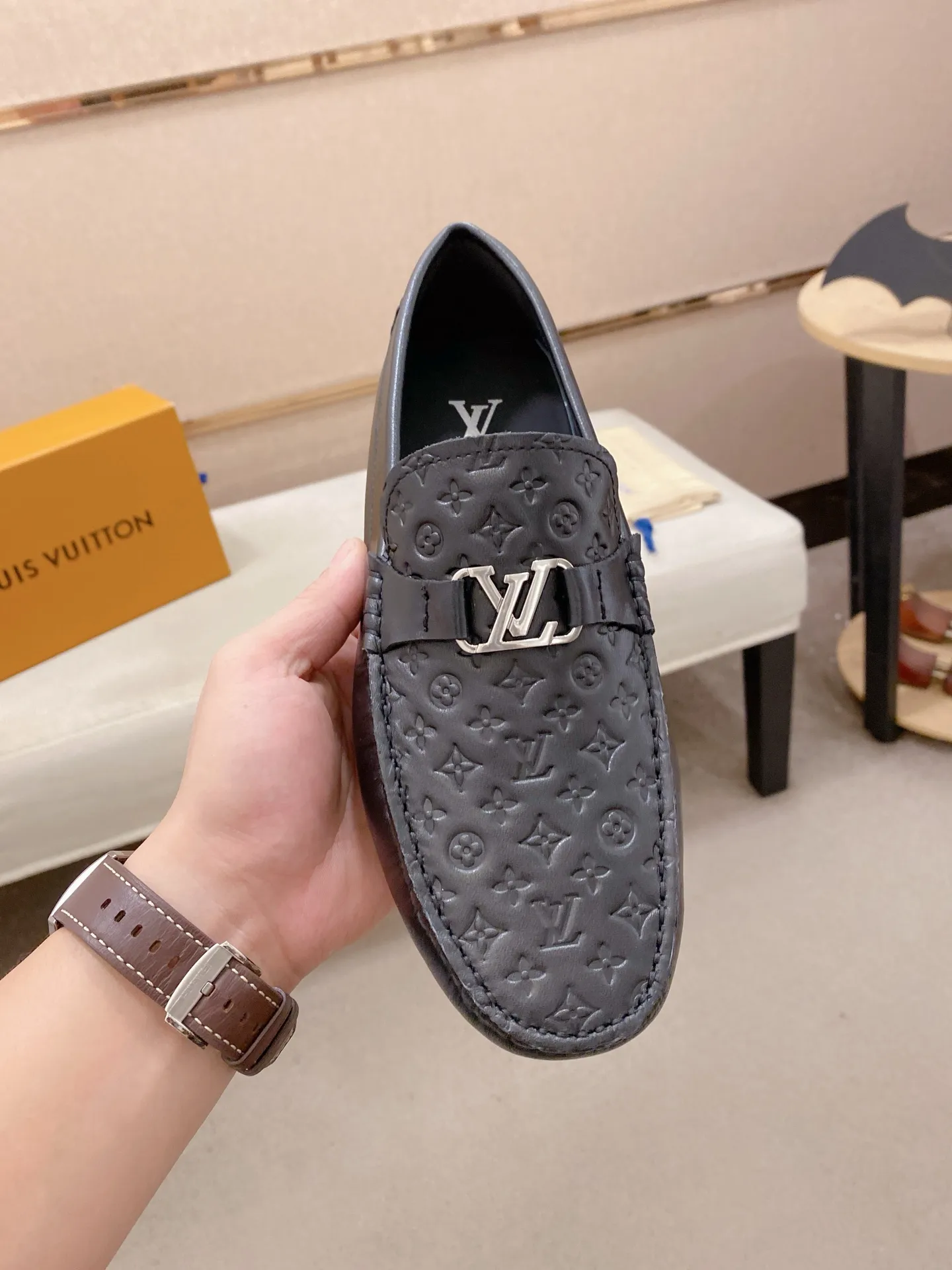 Factory price: 500💰High-end quality! LV 🆕🆕Exclusive hot-selling products in stock🔥🔥New products on the shelves, high-quality Ferragamo men's pea shoes, high-end casual driving shoes, with complete packaging! 💪 💪 Material: imported first-layer cowhide 🐂 + imported high-quality buffalo leather lining + wear-resistant outsole 👍🏻👍🏻 Features: high-end and comfortable, purely handmade 🚀 🚀 Create the perfect shoes that suit you best 🔥 🔥 Size: (38-44) 45 standard size can be customized!